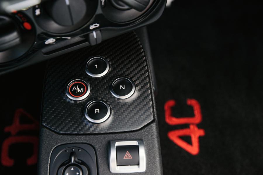 Детали интерьера Alfa Romeo 4C Launch Edition (960) 2015 года  (AU) (фото 8 из 40)